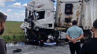 Pericol major pe DN 1A. Accident cu un TIR care transporta 6 tone de substanţe periculoase