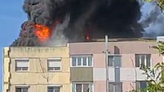 VIDEO - Incendiu puternic într-un bloc de locuințe din Timișoara, în apropierea Stadionului „Dan Păltinișanu”. 38 de persoane au fost evacuate