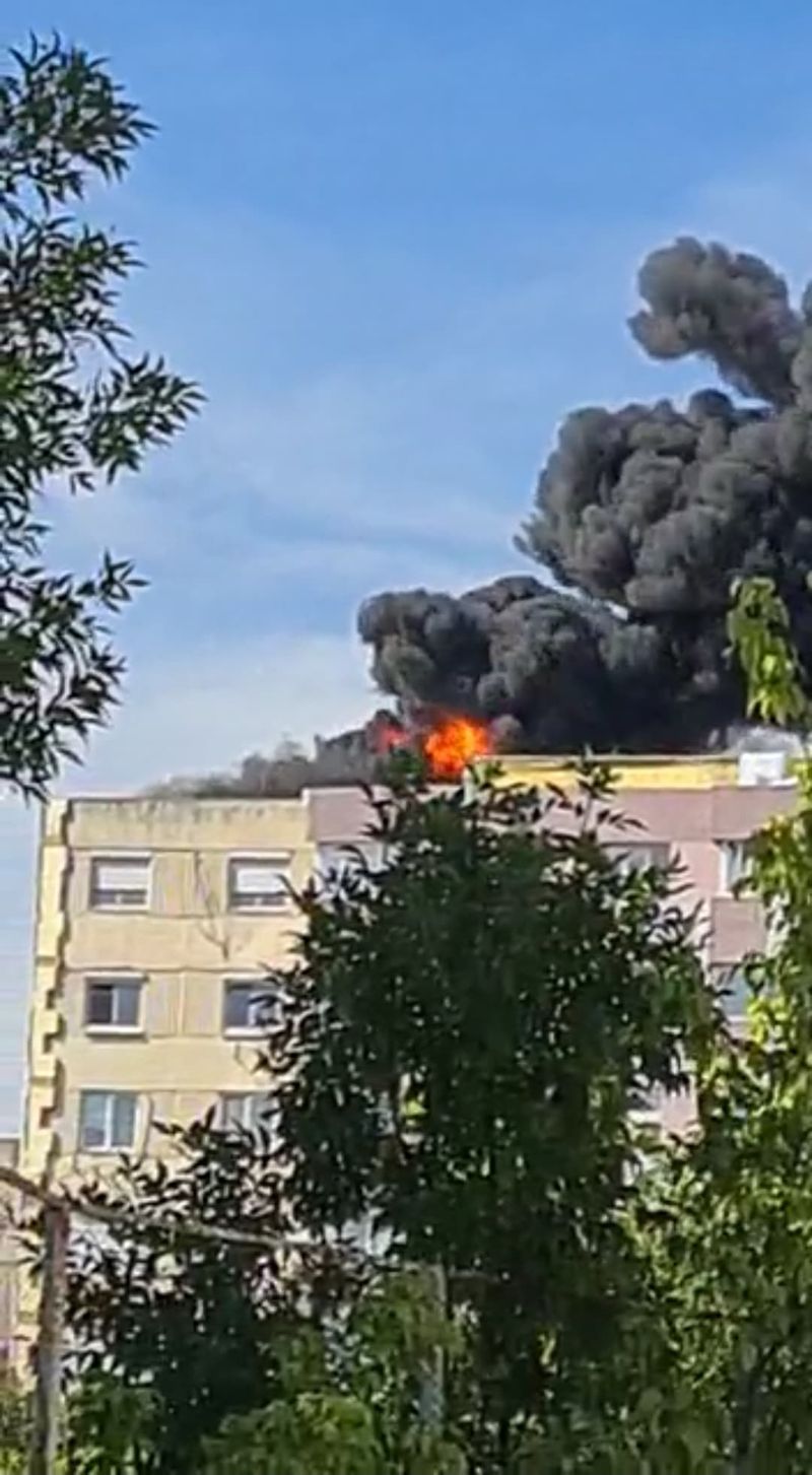 Incendiu puternic într-un bloc de locuințe din Timișoara în apropierea Stadionului „Dan Păltinișanu”. 38 de persoane au fost evacuate