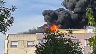 Incendiu puternic &icirc;ntr-un bloc de locuințe din Timișoara &icirc;n apropierea Stadionului &bdquo;Dan Păltinișanu&rdquo;. 38 de persoane au fost evacuate