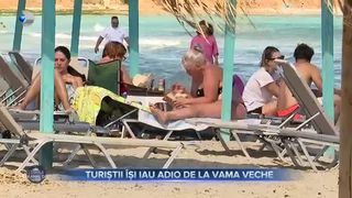 Turiștii &icirc;și iau adio de la Vama Veche