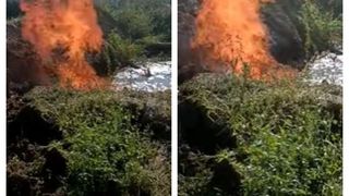 VIDEO - Un bărbat din Dolj a forat un puț și a dat peste gaze. Focul arde în curtea sa de câteva zile