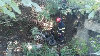 Un bărbat a căzut cu scuterul într-o râpă din Vaslui. A sunat la ambulanță abia a doua zi