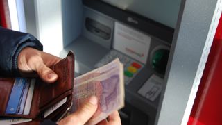 O femeie a găsit aproape 22.000 lei la ATM şi a plecat cu ei, fără să ezite. Oamenii legii încă o caută