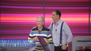 Ce aliment total interzis a dus Dumitru Prunariu în spațiul cosmic? Celebrul astronaut român povestește întâmplarea în detaliu, chiar în platoul emisiunii „Tu urmezi!”, sâmbătă, la ora 20:00, la Kanal D! - „Am băgat-o în buzunarul în care țineam mănușa co