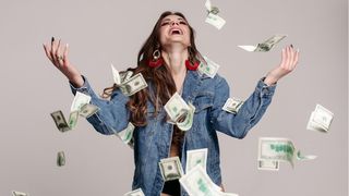 O femeie era cât pe ce să își arunce la gunoi biletul câștigător la loto în valoare de 1 milion de dolari