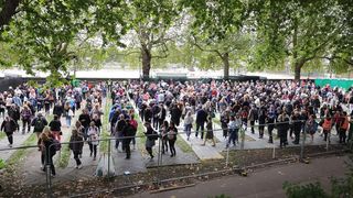 Englezii stau la cozi kilometrice pentru a-și lua rămas bun de la Regina Elisabeta a II-a. Oamenii ar putea aştepta şi 30 de ore pentru a-i aduce un ultim omagiu monarhului