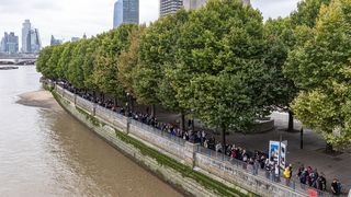 Englezii stau la cozi kilometrice pentru a-și lua rămas bun de la Regina Elisabeta a II-a. Oamenii ar putea aştepta şi 30 de ore pentru a-i aduce un ultim omagiu monarhului