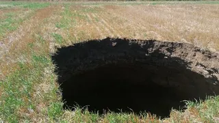 VIDEO - O groapă de pământ de cinci metri a apărut din senin în județul Constanța