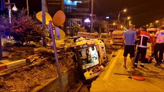 Ambulanta răsturnată &icirc;n centrul orașului Constanța&nbsp;