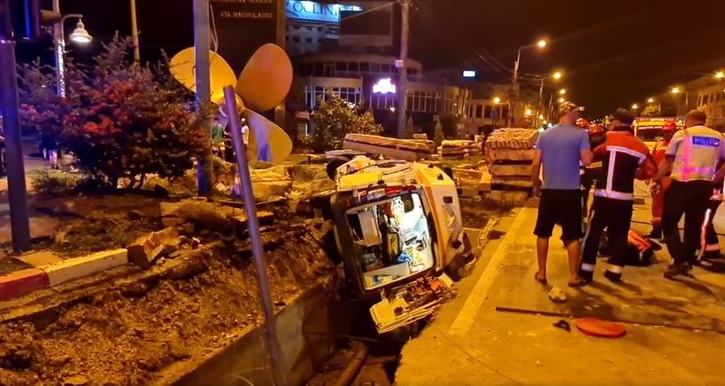 Ambulanta răsturnată în centrul orașului Constanța 