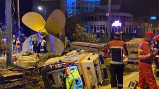 VIDEO - O ambulanță s-a răsturnat într-un șanț din Constanța. Patru răniți, printre care și un copil