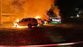 Mai multe mașini și un microbuz au ars pe stradă. De la ce a pornit totul