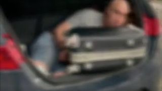 VIDEO - Un bărbat a fost  condamnat la 10 ani de închisoare. El a fost găsit de polițiști, în portbagajul unei mașini,  în timp ce încerca să iasă ilegal din țară