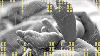 Un bebeluș de două luni și jumătate a fost găsit mort în pat, lângă mama sa