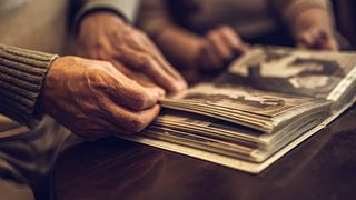 Noua metodă prin care bătrânii din România sunt lăsați fără bani: "Mamaie, ia și spune bogdaproste!"