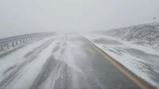 VIDEO| Lapoviţă şi ninsoare pe Transalpina. Șoferii sunt sfătuiți să evite deplasarea dacă nu au autovehiculele echipate de iarnă