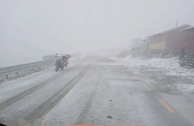 Lapoviţă şi ninsoare pe Transalpina