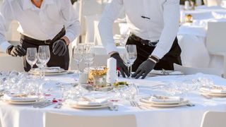 Nuntă încheiată la spital. 13 nuntași au avut nevoie de îngrijiri medicale și 2 au ajuns la spital, toți cu simptome de toxiinfecție alimentară