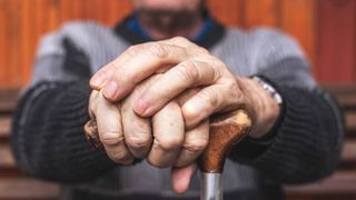 Un bătrân din Dolj a fost jefuit în propria casă. Bărbatul de 77 de ani a rămas fără 11.000 de lei