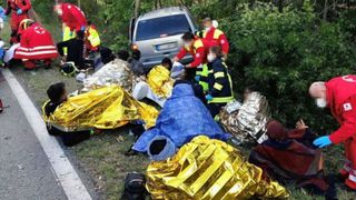 Incident scandalos în Austria. Un român a fugit de poliție după ce s-a răsturnat cu mașina în care transporta ilegal 15 migranți