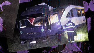 Două persoane au fost transportate la spital, după ce un tren a lovit un TIR