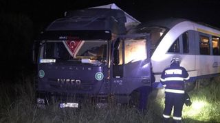 Două persoane au fost transportate la spital, după ce un tren a lovit un TIR