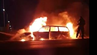 VIDEO| Mașină în flăcări, în apropiere de Popești-Leordeni. Șoferul se afla în autoturism în momentul izbucnirii focului