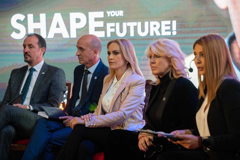 Noi reguli pentru familiile care aleg să plece la muncă în străinătate! Gabriela Firea: „Fiecare familie care pleacă la muncă în străinătate va trebui să anunţe autoritatea locală în grija cui lasă copilul”