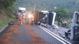 Accident grav la Iași. Un microbuz în care se aflau 20 de persoane a intrat pe contrasens