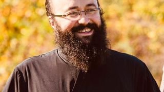 Cine este soția preotului Visarion Alexa. Deși este acuzat de agresiune sexuală, cei doi au 4 copii împreună