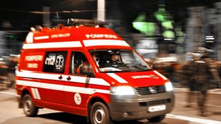 O femeie a fost atacată pe stradă de iubitul ei. În tot acest timp, victima își ținea bebelușul în brațe