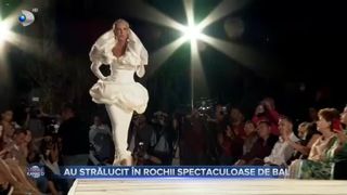 Au strălucit &icirc;n rochii spectaculoase de bal