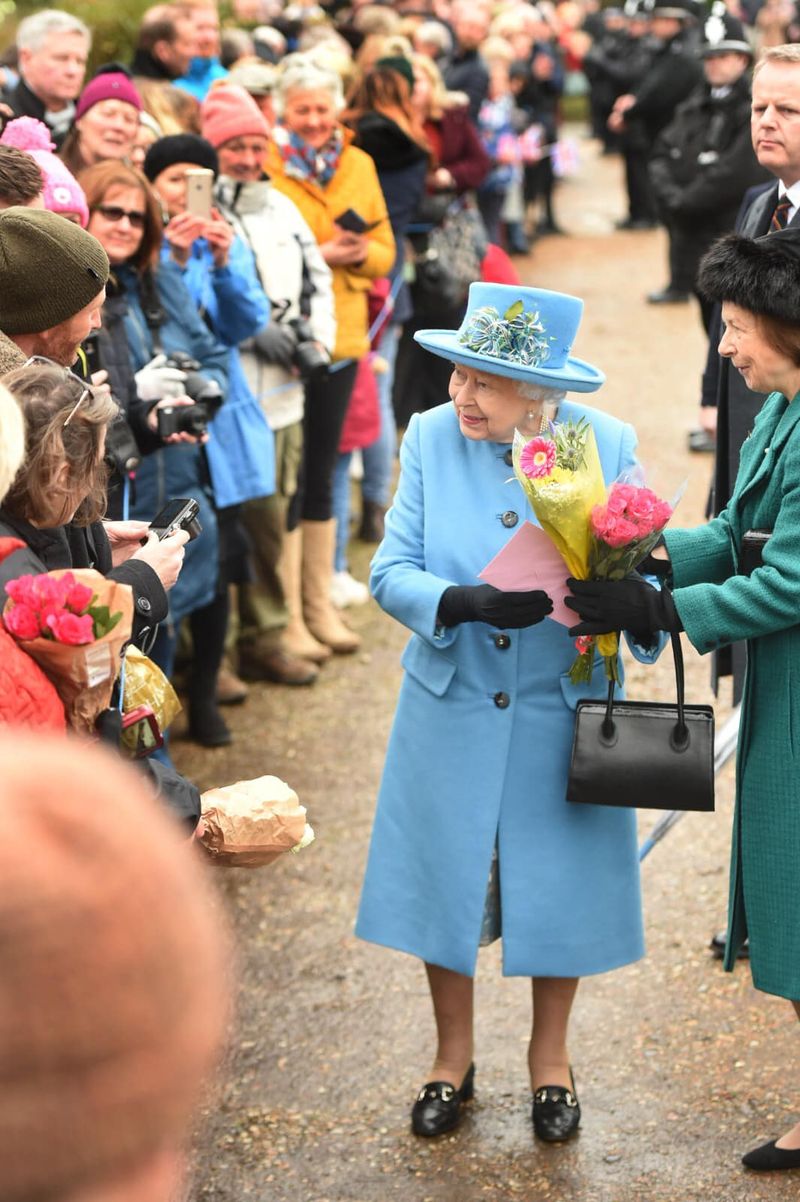 Ce se va intâmpla cu hainele purtate de Regina Elisabeta a II-a in timpul vieții. Suverana nu purta niciodată aceeași ținută de două ori la evenimentele oficiale