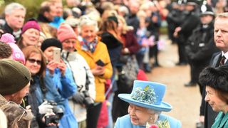 Ce se va intâmpla cu hainele purtate de Regina Elisabeta a II-a in timpul vieții. Suverana nu purta niciodată aceeași ținută de două ori la evenimentele oficiale