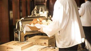 VIDEO - Un restaurant din Capitală a fost &icirc;nchis după ce au fost găsiți g&acirc;ndaci &icirc;n bucătărie