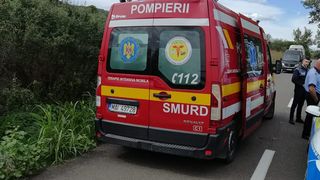 Un bărbat a murit după ce a fost lovit de o mașină pe marginea drumului