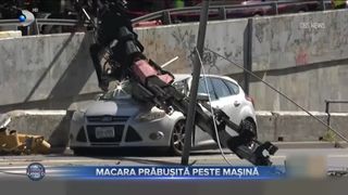 Macara prăbușită peste mașină
