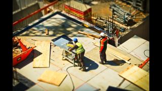 Patronii unei firme de construcții au fost înjunghiați de un fost angajat, abia concediat