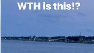 O creatură misterioasă, de patru metri lungime, a apărut într-un lac. Imaginile fac înconjurul lumii