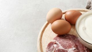 Carnea, laptele și ouăle se scumpesc. Cât vor scoate românii din buzunar pentru achiziția acestor alimente