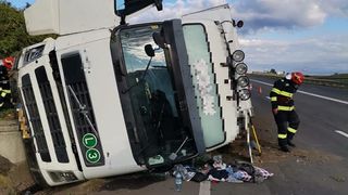 Un TIR s-a răsturnat pe DN5. Autoritățile au intervenit de urgență