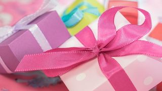 Cum să faci economie la bani, atunci când cumperi cosmetice și parfumuri online, pentru cadou?