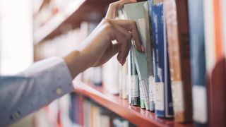 Un bărbat a donat toate cărțile pe care le avea, după moartea părinților. Ce sumă au găsit, într-unul dintre volume, bibliotecarii din Pașcani