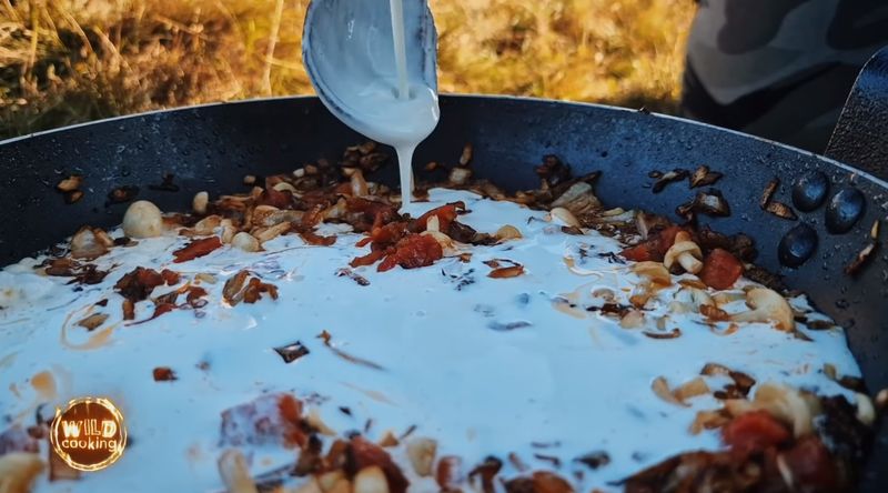 Cotlete de porc cu sos cremos de ciuperci