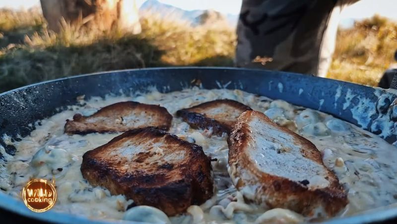 Cotlete de porc cu sos cremos de ciuperci