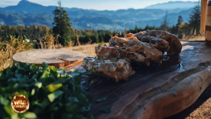 Cotlete de porc cu sos cremos de ciuperci