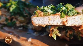 VIDEO - Wild cooking: rețetă delicioasă de cotlete de porc cu sos cremos de ciuperci