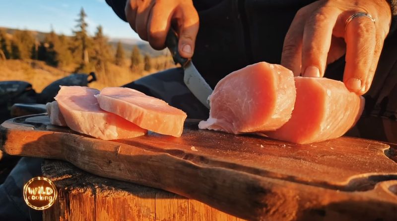 Cotlete de porc cu sos cremos de ciuperci