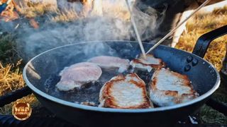 Cotlete de porc cu sos cremos de ciuperci